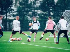 曼城主场惊险战胜伯恩利，保持不败(曼城对战伯恩利)