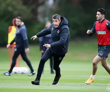 瑞恩主教练信心十足,期待球队下轮再次取胜(第十一套健身球完整演示) 瑞恩主教练信心十足,期待球队下轮再次取胜(第十一套健身球完整演示)