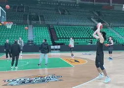 瑞恩主教练信心十足,期待球队下轮再次取胜(第十一套健身球完整演示) 瑞恩主教练信心十足,期待球队下轮再次取胜(第十一套健身球完整演示)