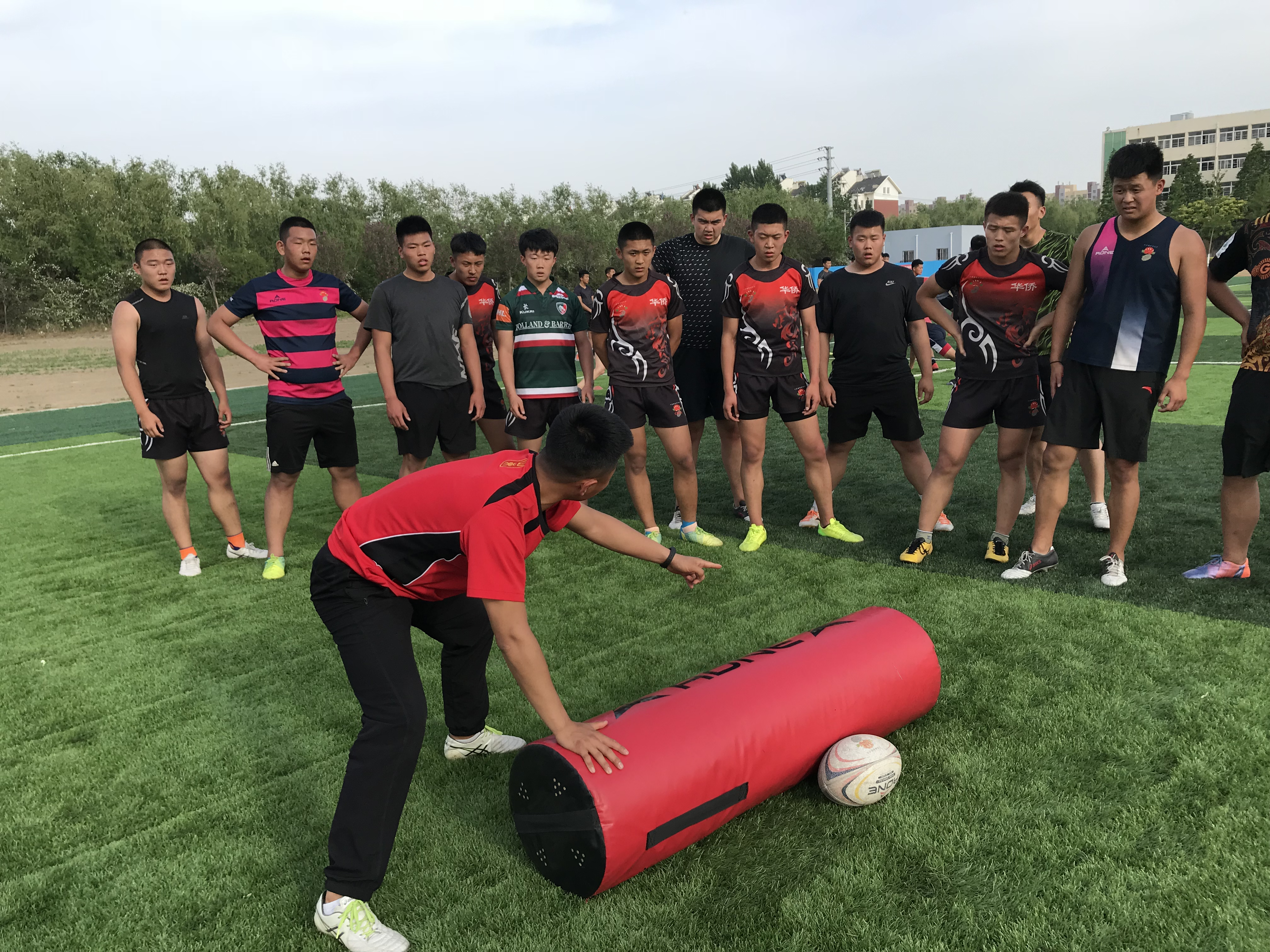 教练团队精心制定战术,备战国际赛 教练团队精心制定战术,备战国际赛